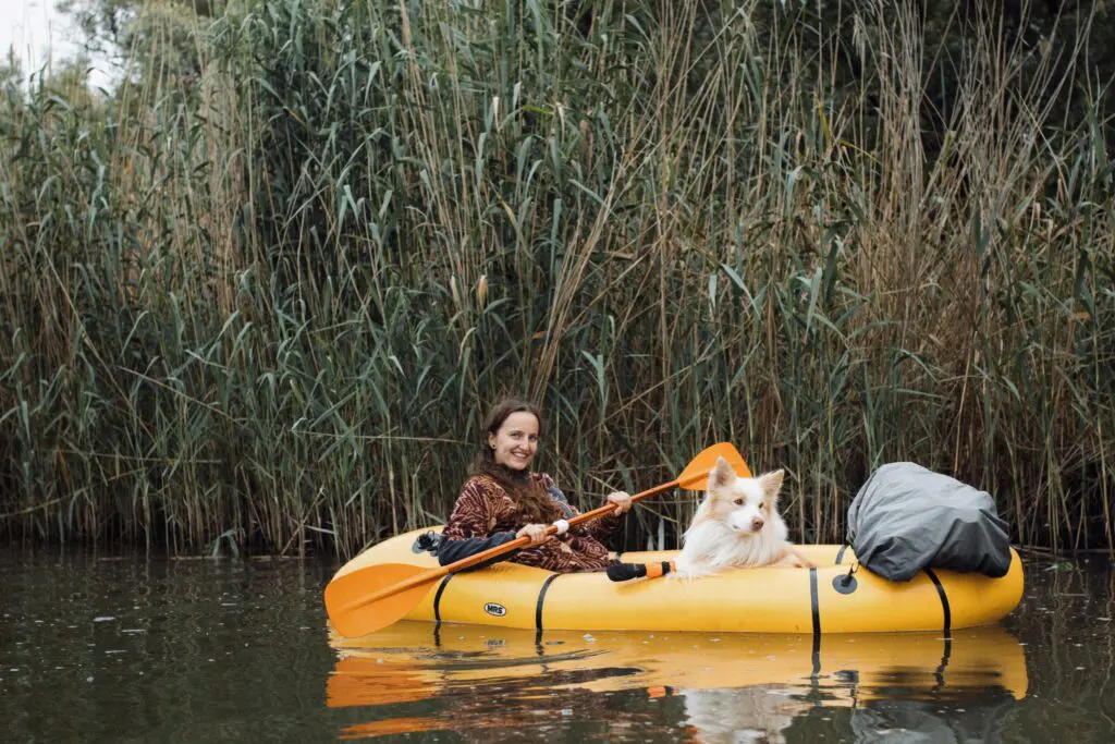 Femme et chien en packraft dans le parc national De Biesbosch