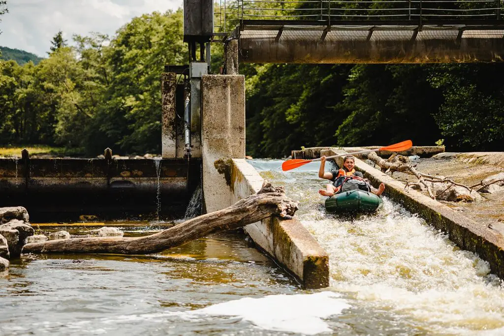 persoon in een packraft die een kleine waterval afvaart op de rivier de Semoy