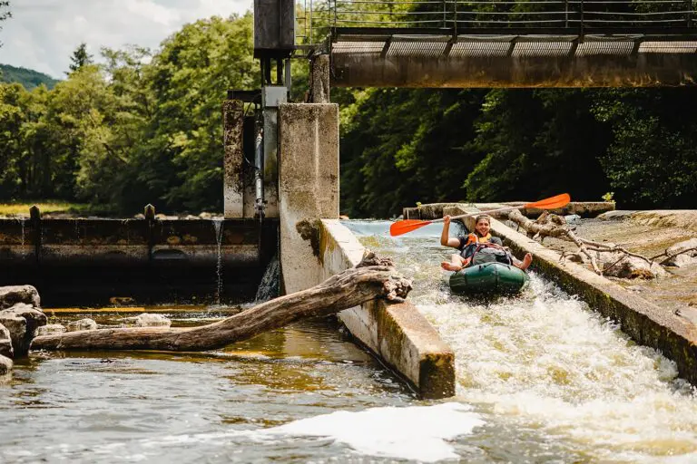 persoon in een packraft die een kleine waterval afvaart op de rivier de Semoy