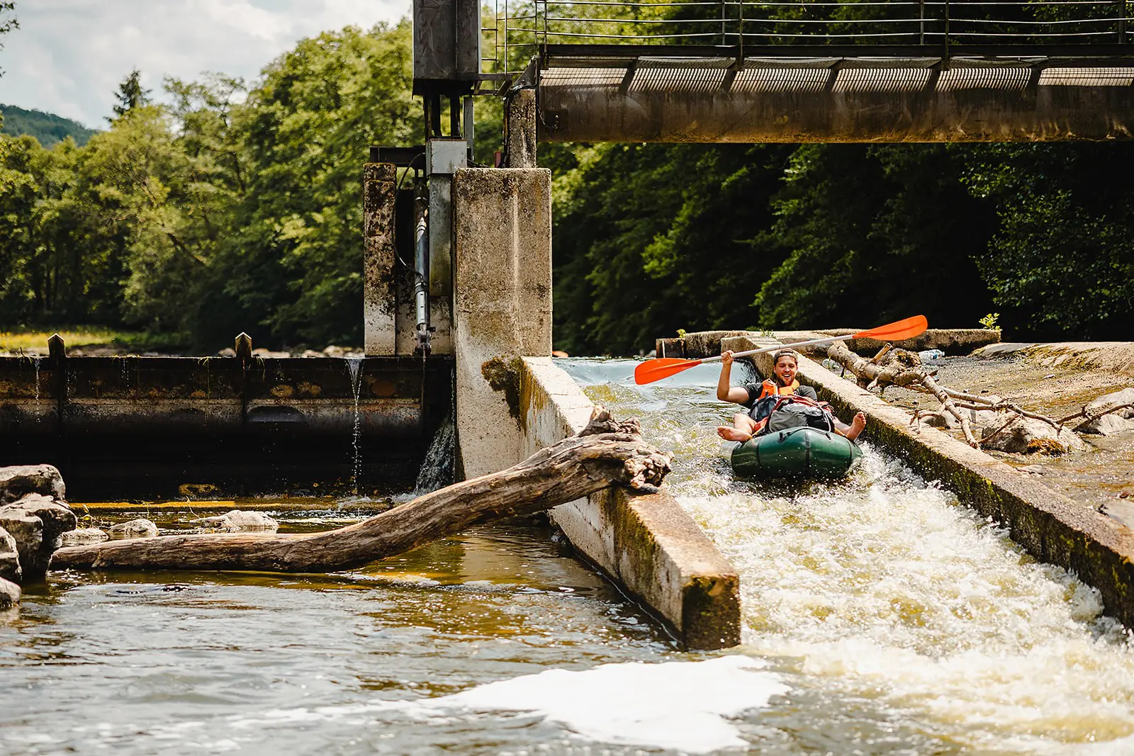 persoon in een packraft die een kleine waterval afvaart op de rivier de Semoy