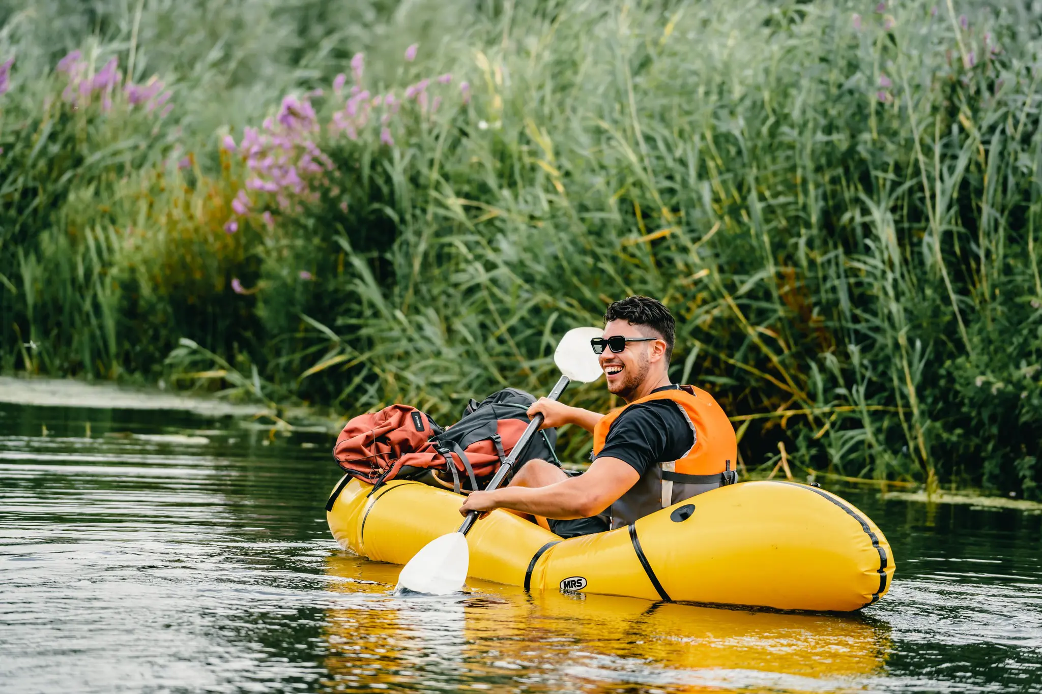 homme faisant du packraft dans le parc national De Biesbosch, aux Pays-Bas