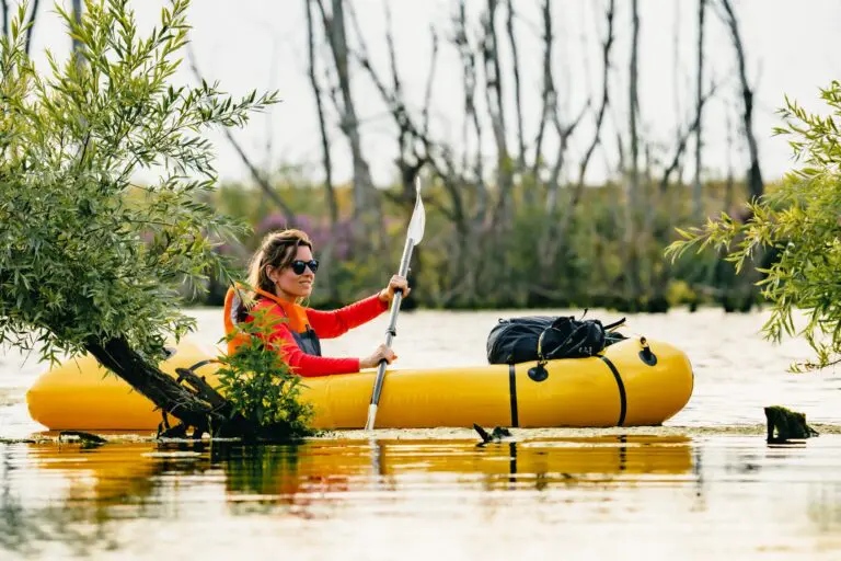 Femme faisant du packraft à travers les zones humides du Biesbosch