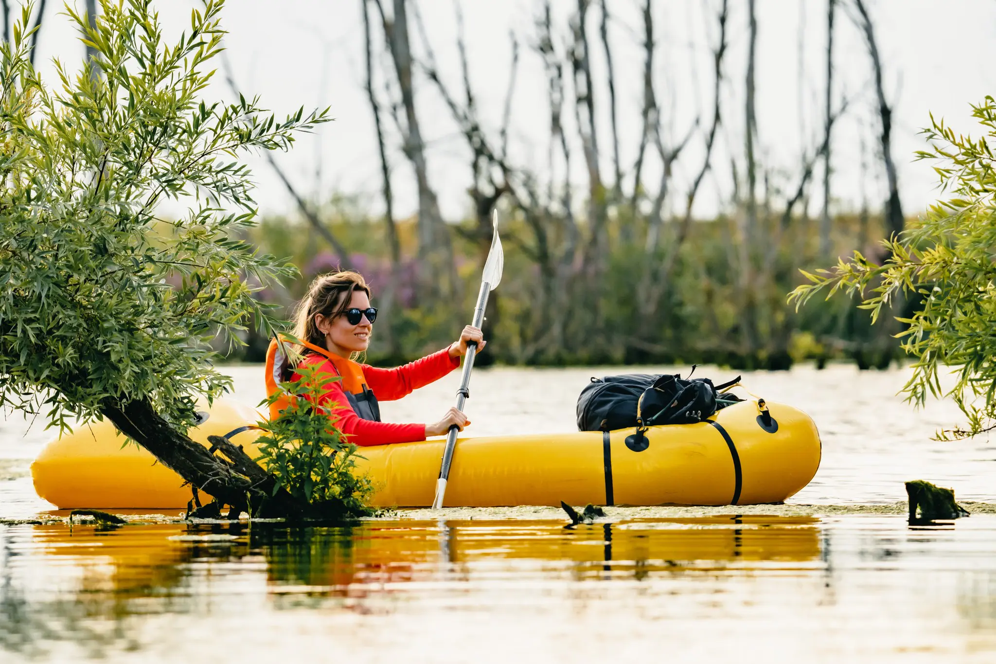 Femme faisant du packraft à travers les zones humides du Biesbosch