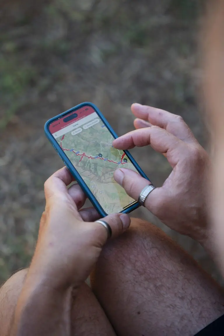 personne utilisant son téléphone pour consulter une carte en plein air