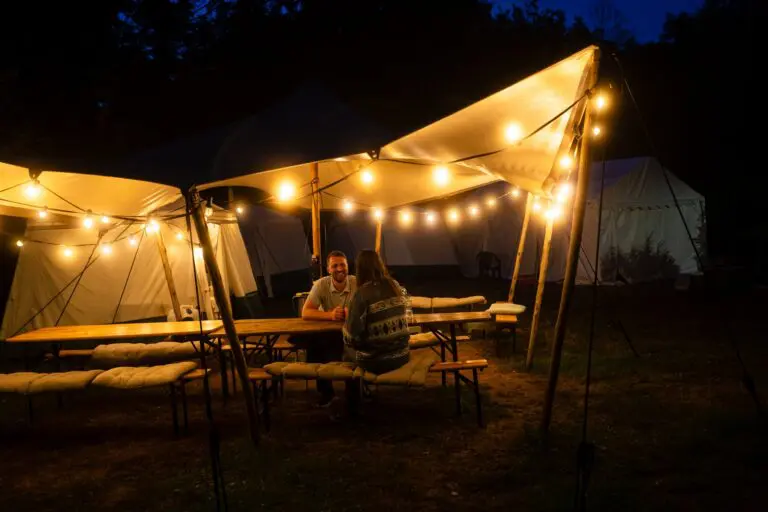 stel dat onder lichtslingers dineert op een glampingcamping
