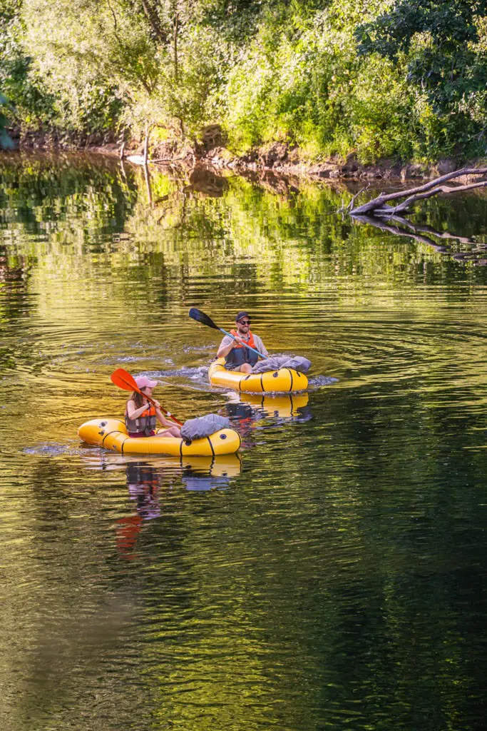 zwei Personen beim Packrafting auf einem ruhigen Fluss im Mullerthal