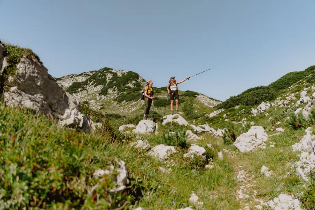 deux femmes en randonnée dans les montagnes de Slovénie, montrant la direction du doigt