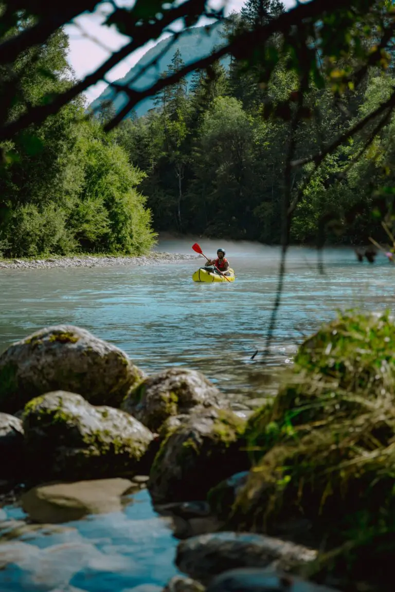 personne pagayant sur une rivière en Slovénie à bord d’un packraft jaune