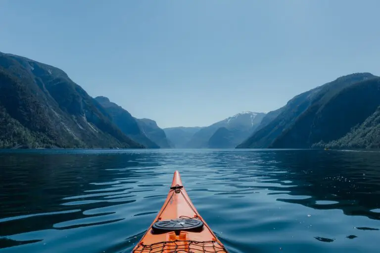 kajaktocht in een Noorse fjord met bergen